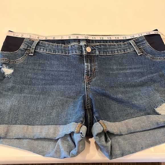 GAP Maternity Cuffed Shorts Size 33 / 16 R - Picture 4 of 16